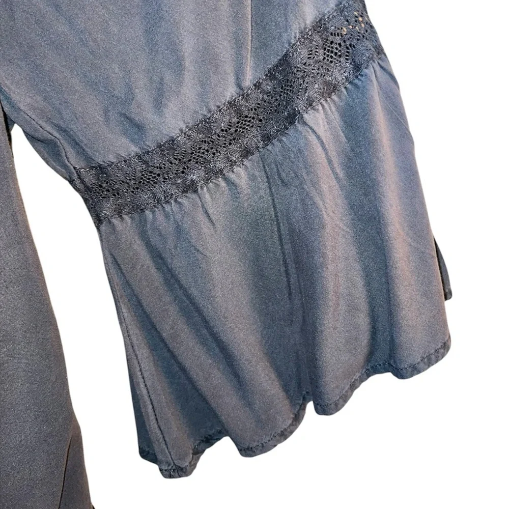 𝐓𝐎𝐑𝐑𝐈𝐃 | GRAY LACE BELL SLEEVE BLOUSE - Picture 4 of 11